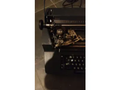 LOTE 571 - MÁQUINA DE ESCREVER IBM FUNCIONANDO PERFEITAMENTE (NO ESTADO)