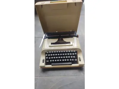 LOTE 537 - MÁQUINA DE ESCREVER ANTIGA (NO ESTADO)