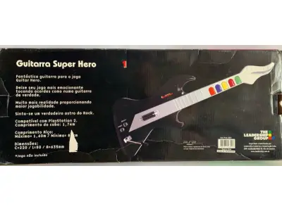 LOTE 535 - GUITARRA PLAYSTATION 2 USADA UMA VEZ E FOI GUARDADA ESTADO DE NOVO (NO ESTADO)