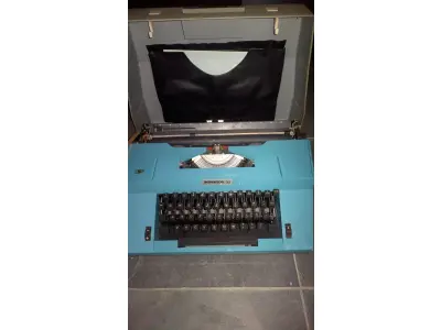 LOTE 568 - MÁQUINA DE ESCREVER ANTIGA FUNCIONANDO PERFEITAMENTE (NO ESTADO)