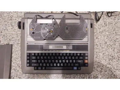 LOTE 555 - MÁQUINA DE ESCREVER ANTIGA FUNCIONANDO PERFEITAMENTE (NO ESTADO)