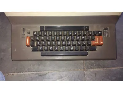 LOTE 539 - MÁQUINA DE ESCREVER ANTIGA FUNCIONANDO PERFEITAMENTE (NO ESTADO)