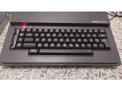LOTE 562 - MÁQUINA DE ESCREVER ANTIGA FUNCIONANDO PERFEITAMENTE (NO ESTADO)