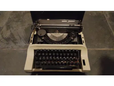 LOTE 548 - MÁQUINA DE ESCREVER ANTIGA FUNCIONANDO PERFEITAMENTE (NO ESTADO)