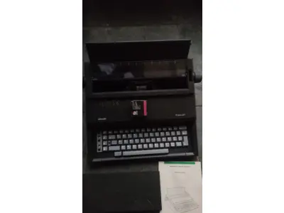 LOTE 543 - MÁQUINA DE ESCREVER FUNCIONA PERFEITAMENTE (NO ESTADO)
