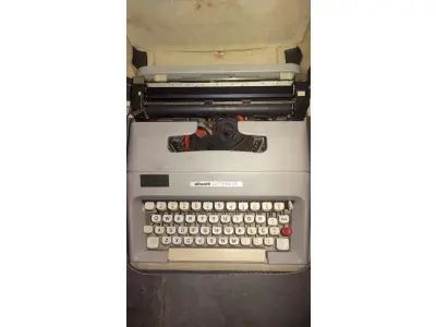 LOTE 540 - MÁQUINA DE ESCREVER ANTIGA FUNCIONANDO PERFEITAMENTE (NO ESTADO)