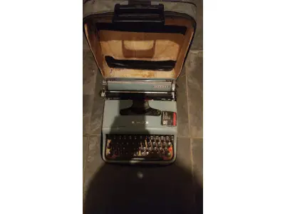 LOTE 553 - MÁQUINA DE ESCREVER ANTIGA FUNCIONANDO PERFEITAMENTE (NO ESTADO)