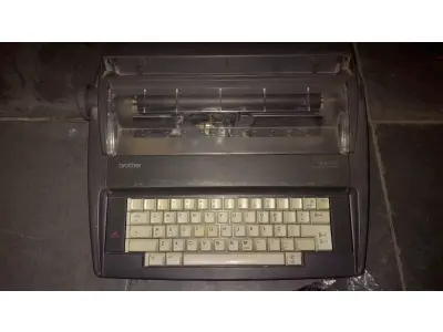 LOTE 554 - MÁQUINA DE ESCREVER ANTIGA FUNCIONANDO PERFEITAMENTE (NO ESTADO)