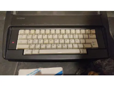 LOTE 554 - MÁQUINA DE ESCREVER ANTIGA FUNCIONANDO PERFEITAMENTE (NO ESTADO)