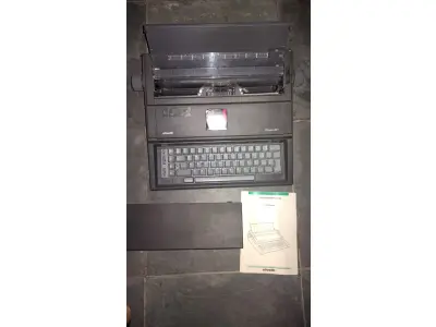 LOTE 543 - MÁQUINA DE ESCREVER FUNCIONA PERFEITAMENTE (NO ESTADO)