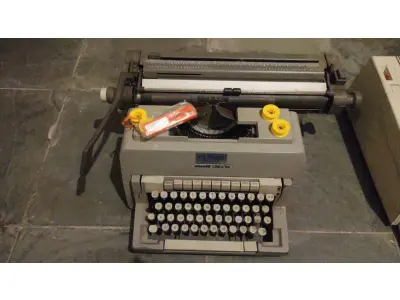 LOTE 569 - MÁQUINA DE ESCREVER ANTIGA FUNCIONANDO PERFEITAMENTE (NO ESTADO)