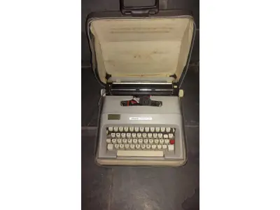 LOTE 540 - MÁQUINA DE ESCREVER ANTIGA FUNCIONANDO PERFEITAMENTE (NO ESTADO)