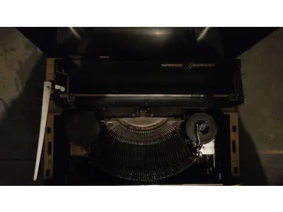 LOTE 548 - MÁQUINA DE ESCREVER ANTIGA FUNCIONANDO PERFEITAMENTE (NO ESTADO)