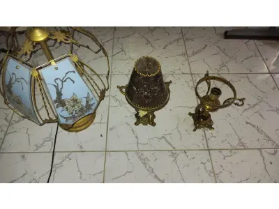 LOTE 479 - LOTE COM 3 ABAJURES ANTIGOS EM BRONZEMAUS CRISTAIS PARA ABAJURES (NO ESTADO)