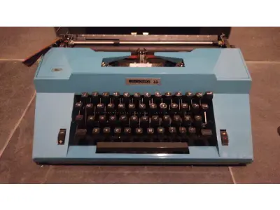 LOTE 568 - MÁQUINA DE ESCREVER ANTIGA FUNCIONANDO PERFEITAMENTE (NO ESTADO)