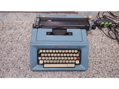 LOTE 561 - MÁQUINA DE ESCREVER ANTIGA FUNCIONANDO PERFEITAMENTE (NO ESTADO)