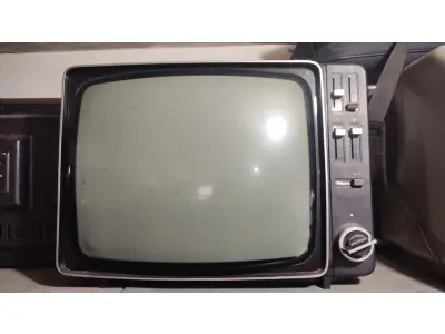 LOTE 472 - ANTIGA TV PHILIPS PRETA E BRANCA FUNCIONANDO ATE O MOMENTO LARGURA 48 CM, ALTURA 35CM, (NO ESTADO)