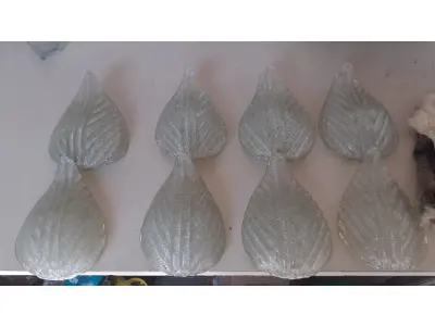 LOTE 479 - LOTE COM 3 ABAJURES ANTIGOS EM BRONZEMAUS CRISTAIS PARA ABAJURES (NO ESTADO)
