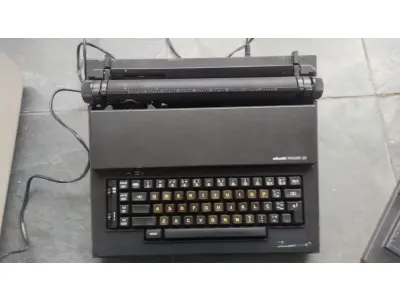 LOTE 538 - MÁQUINA DE ESCREVER ANTIGA FUNCIONANDO PERFEITAMENTE (NO ESTADO)