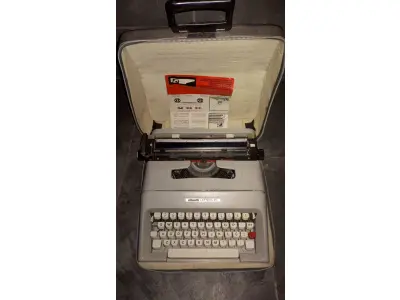 LOTE 546 - MÁQUINA DE ESCREVER ANTIGA FUNCIONANDO PERFEITAMENTE (NO ESTADO)