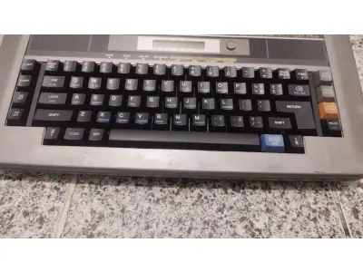 LOTE 555 - MÁQUINA DE ESCREVER ANTIGA FUNCIONANDO PERFEITAMENTE (NO ESTADO)