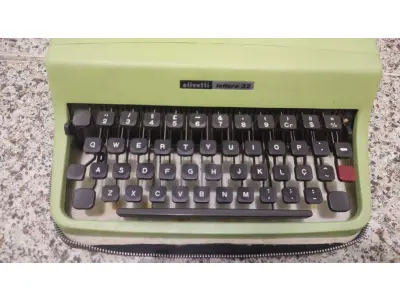 LOTE 559 - MÁQUINA DE ESCREVER ANTIGA FUNCIONANDO PERFEITAMENTE (NO ESTADO)