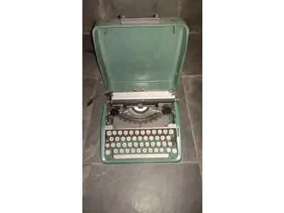 LOTE 556 - MÁQUINA DE ESCREVER ANTIGA FUNCIONANDO PERFEITAMENTE (NO ESTADO)