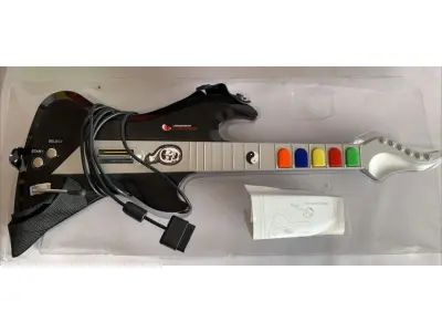 LOTE 535 - GUITARRA PLAYSTATION 2 USADA UMA VEZ E FOI GUARDADA ESTADO DE NOVO (NO ESTADO)