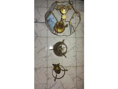 LOTE 479 - LOTE COM 3 ABAJURES ANTIGOS EM BRONZEMAUS CRISTAIS PARA ABAJURES (NO ESTADO)
