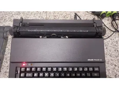 LOTE 562 - MÁQUINA DE ESCREVER ANTIGA FUNCIONANDO PERFEITAMENTE (NO ESTADO)