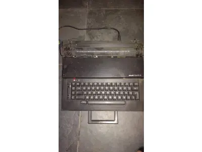 LOTE 547 - MÁQUINA DE ESCREVER ANTIGA FUNCIONANDO PERFEITAMENTE (NO ESTADO)