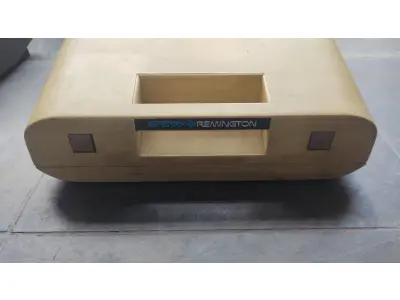 LOTE 537 - MÁQUINA DE ESCREVER ANTIGA (NO ESTADO)