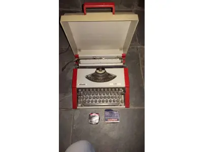 LOTE 551 - MÁQUINA DE ESCREVER ANTIGA FUNCIONANDO PERFEITAMENTE (NO ESTADO)