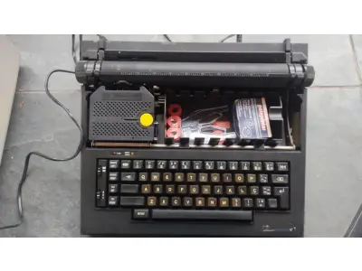 LOTE 538 - MÁQUINA DE ESCREVER ANTIGA FUNCIONANDO PERFEITAMENTE (NO ESTADO)