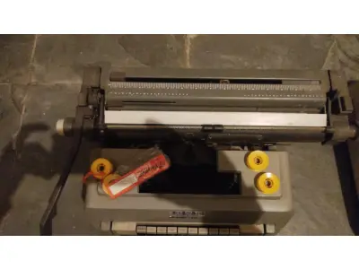 LOTE 569 - MÁQUINA DE ESCREVER ANTIGA FUNCIONANDO PERFEITAMENTE (NO ESTADO)