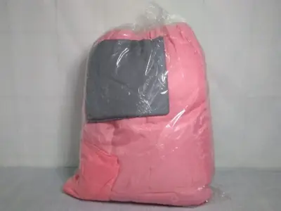 LOTE 536 - UM ROUPÃO FEMININO ROSA E UM EDREDOM SOLTEIRO (NO ESTADO)