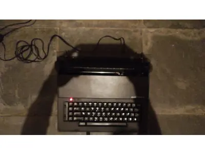 LOTE 552 - MÁQUINA DE ESCREVER ANTIGA FUNCIONANDO PERFEITAMENTE (NO ESTADO)