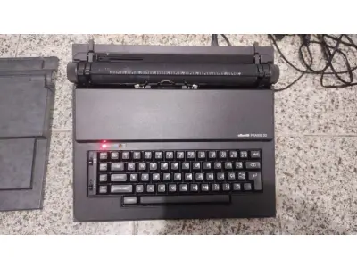 LOTE 562 - MÁQUINA DE ESCREVER ANTIGA FUNCIONANDO PERFEITAMENTE (NO ESTADO)