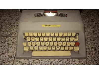 LOTE 565 - MÁQUINA DE ESCREVER ANTIGA FUNCIONANDO PERFEITAMENTE (NO ESTADO)
