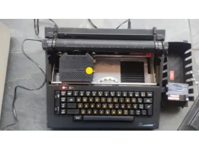 LOTE 538 - MÁQUINA DE ESCREVER ANTIGA FUNCIONANDO PERFEITAMENTE (NO ESTADO)