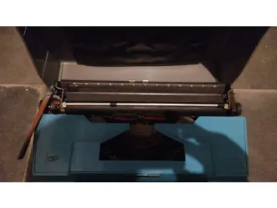 LOTE 568 - MÁQUINA DE ESCREVER ANTIGA FUNCIONANDO PERFEITAMENTE (NO ESTADO)