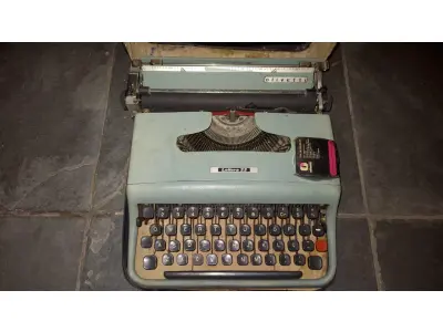 LOTE 553 - MÁQUINA DE ESCREVER ANTIGA FUNCIONANDO PERFEITAMENTE (NO ESTADO)