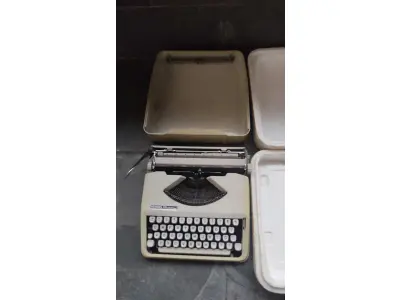LOTE 542 - MÁQUINA DE ESCREVER ANTIGA FUNCIONANDO PERFEITAMENTE (NO ESTADO)