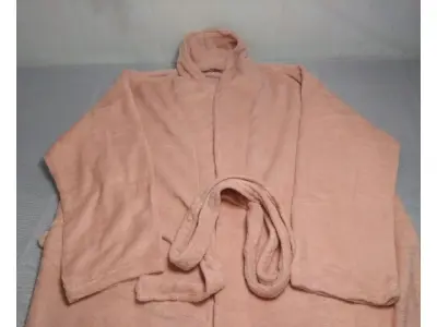 LOTE 536 - UM ROUPÃO FEMININO ROSA E UM EDREDOM SOLTEIRO (NO ESTADO)