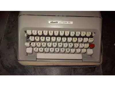 LOTE 546 - MÁQUINA DE ESCREVER ANTIGA FUNCIONANDO PERFEITAMENTE (NO ESTADO)