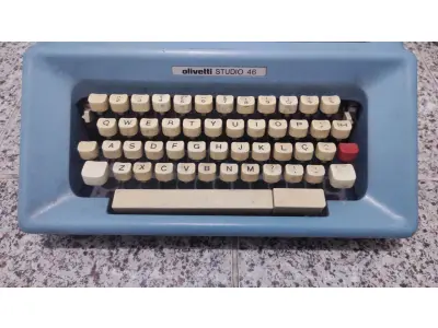 LOTE 561 - MÁQUINA DE ESCREVER ANTIGA FUNCIONANDO PERFEITAMENTE (NO ESTADO)