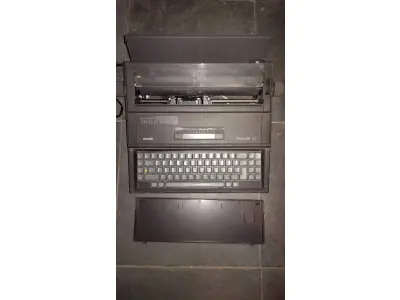 LOTE 545 - MÁQUINA DE ESCREVER ANTIGA FUNCIONANDO PERFEITAMENTE (NO ESTADO)