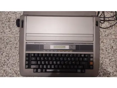 LOTE 560 - MÁQUINA DE ESCREVER ANTIGA FUNCIONANDO PERFEITAMENTE (NO ESTADO)
