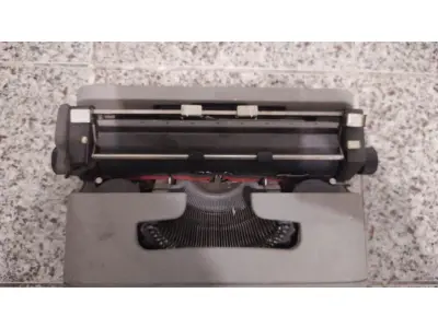 LOTE 565 - MÁQUINA DE ESCREVER ANTIGA FUNCIONANDO PERFEITAMENTE (NO ESTADO)