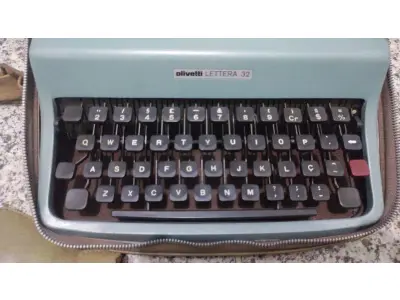 LOTE 563 - MÁQUINA DE ESCREVER ANTIGA FUNCIONANDO PERFEITAMENTE (NO ESTADO)